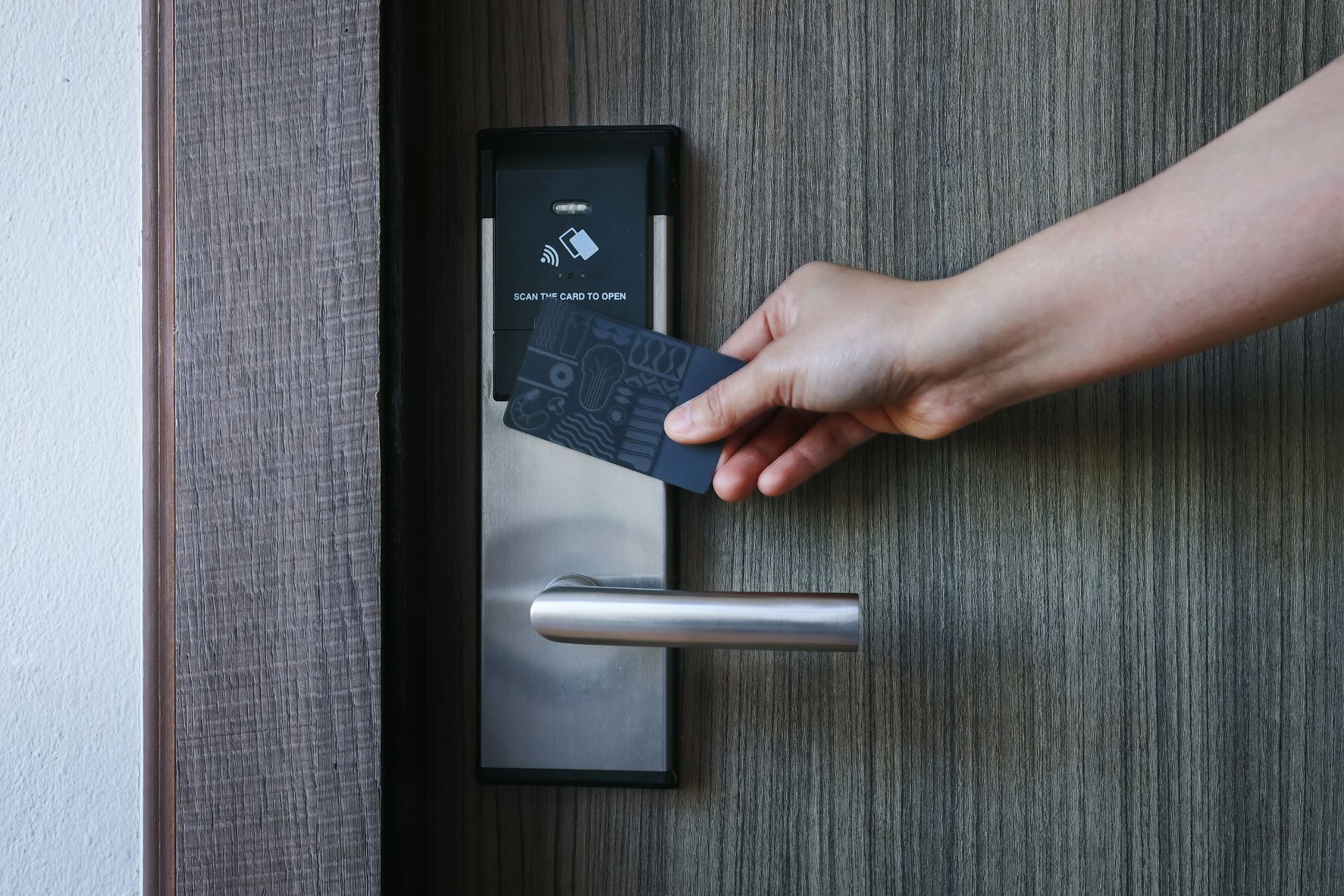Sicherheitslösungen für Hotels bieten innovative Technologien und individuelle Konzepte, um den Schutz von Gästen und Personal zu maximieren.