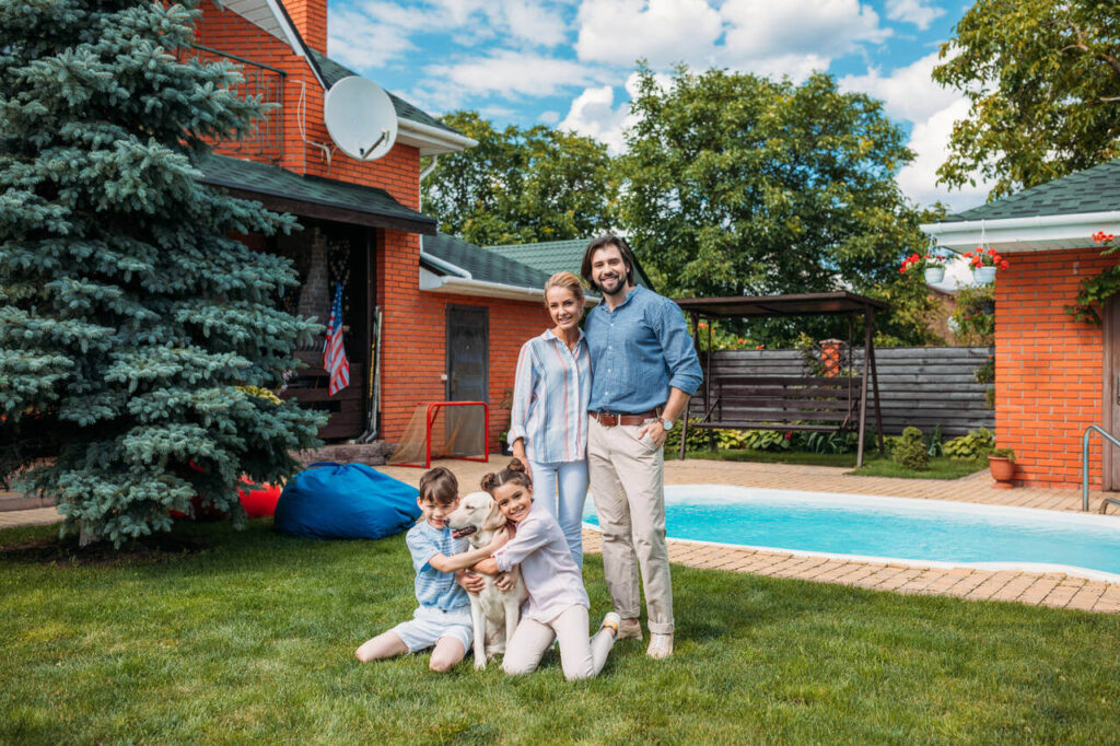 rsz_1cheerful-family-with-labrador-dog-looking-at-camer-2024-11-18-01-47-07-utc (1)
